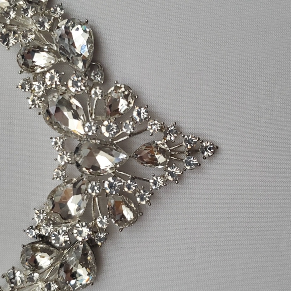 Stunning Necklace, Silvertone - Picture 2 of 3